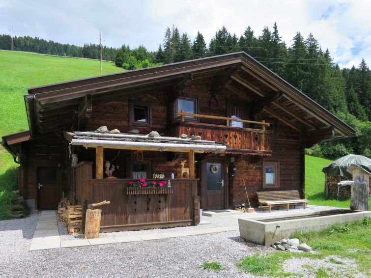 "Simonhütte (MHO640)", 6-room chalet 120 m2 on 2 levels. Cosy and wooden furniture furnishings: living/dining room with Scandinavian wood stove, dining nook, satellite TV, CD-player and hi-fi system...