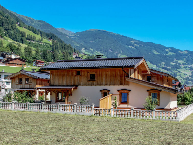 6-room chalet 100 m2 on 2 levels. Comfortable and wooden furniture furnishings: entrance hall. Living room with Scandinavian wood stove and satellite TV (flat screen), radio and CD-player. 1 double be..
