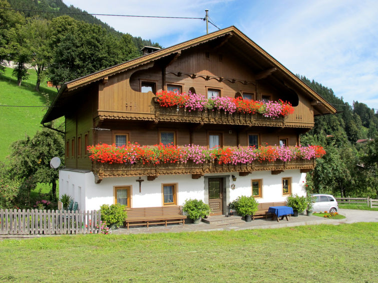 "Schusterhäusl (MHO792)", 4-Zimmer-Wohnung 70 m2 im 1. Stock. Einfach und rustikal eingerichtet: 2 Zimmer, jedes Zimmer mit 1 Doppelbett. Ausgang zum Balkon. Wohnküche (4 Kochplatten, Backofen, Wass..