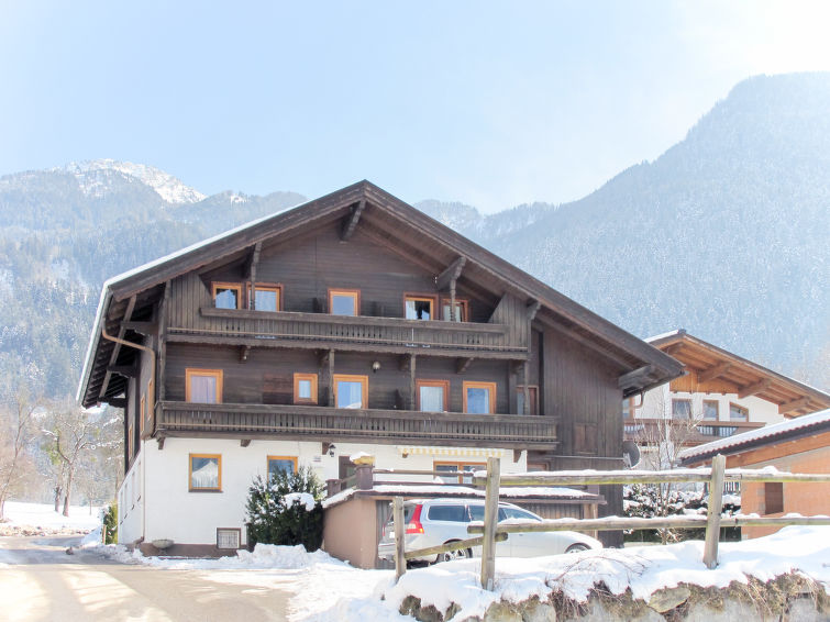 "Schrofner (MHO538)", 7-room house 180 m2 on 3 levels. Practical and rustic furnishings: living/dining room with dining table, satellite TV and tiled stove. Kitchen (oven, dishwasher, 4 ceramic glass ..