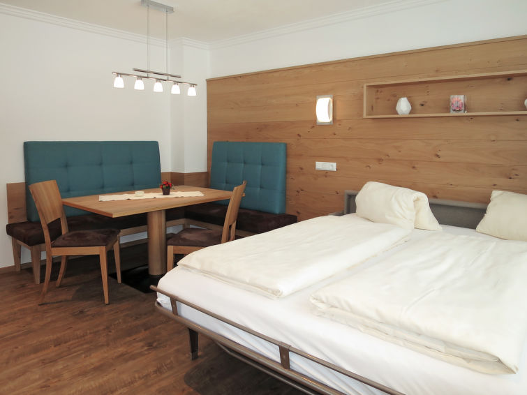 "Rahm (MHO172)", appartement 2-kamers 45 m2, op de bovenverdieping. Doelmatig ingericht: woon-/slaapkamer met 1 2-pers divanbed, eethoek en Sat-TV. 1 kamer met 1 bed en 1 2-pers bed. Keuken (3-pits ko..