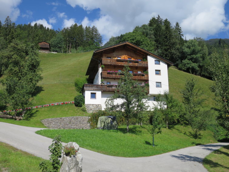 "Baggenhof (MHO795)", 8-room house 140 m2 on 2 levels. Rustic furnishings: upper floor: walk-through room with 1 double bed, hand-basin and shower. 1 double bedroom. 1 room with 1 bed and hand-basin. ..