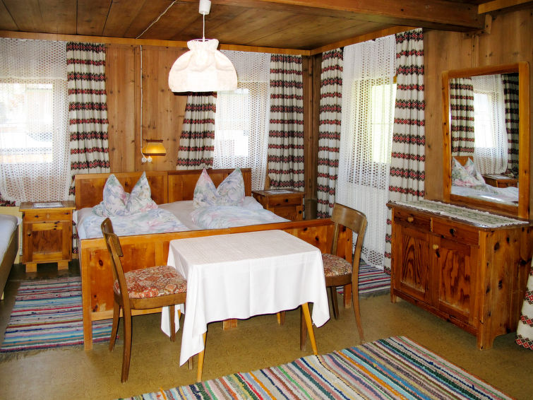 "Bauernhaus Schusterhäusl (MHO773)", 6-Zimmer-Wohnung 130 m2 auf 2 Stockwerken im 1. Stock. Einfach und rustikal eingerichtet: Obergeschoss: 1 Zimmer mit 1 Doppelbett und Dusche/WC. Ausgang zum Balko..