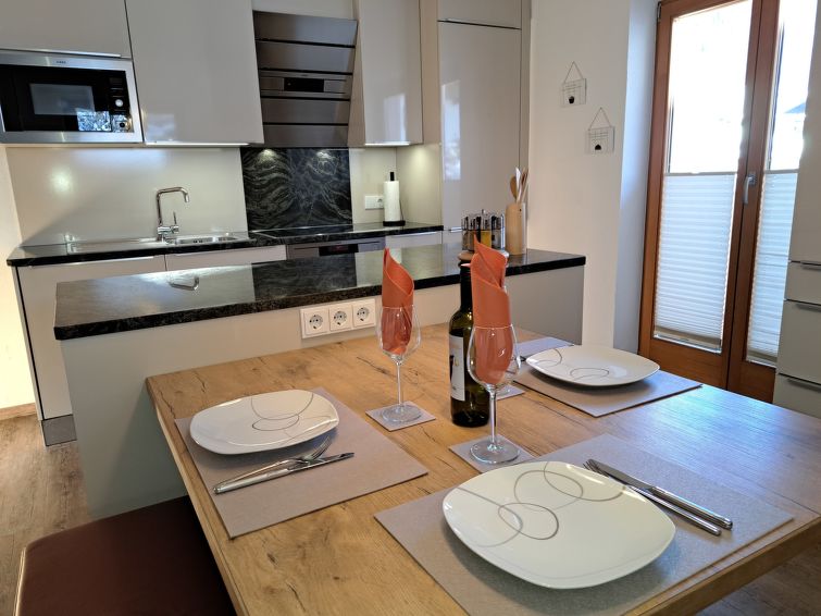 "Leon", appartement 3-kamers. Mooi en gezellig ingericht: 2 2-pers. kamers. Groot, open keuken (oven, afwasmachine, 4 keramische glas kookplaten, broodrooster, waterkoker) met eettafel en Sat-TV. Uitg..