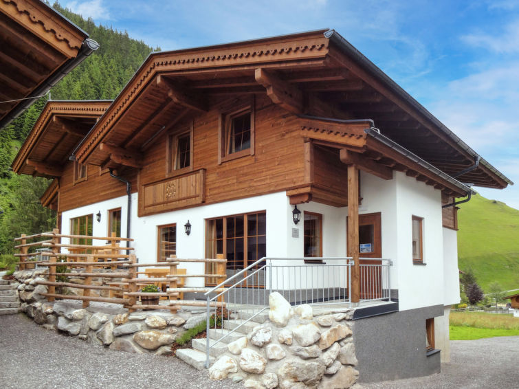 "Chalet Alois", chalet 5-kamers 120 m2 op 2 verdiepingen. Comfortabel en smaakvol ingericht: hal. 1 2-pers. kamer met douche/WC. Groot woon-/eetkamer 35 m2 met eettafel en Sat-TV (Flatscreen TV), radi..