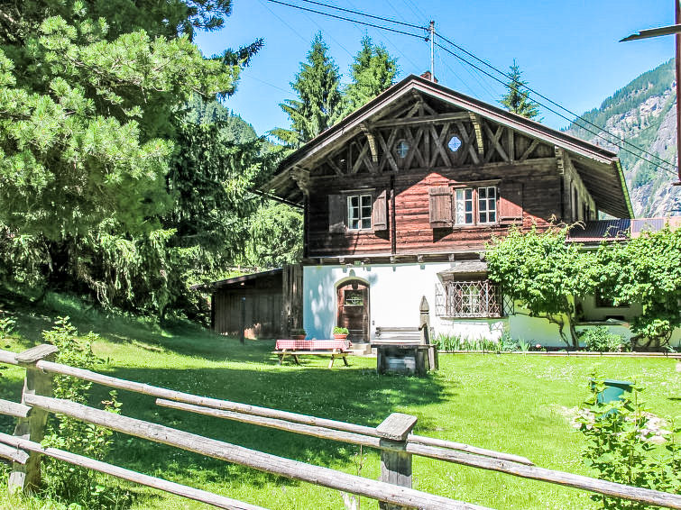 6-Zimmer-Landhaus 170 m2 auf 2 Stockwerken. Renoviert im Jahre 2014, komfortabel und stilvoll eingerichtet: grosser Eingang mit Esstisch. Grosses Wohnzimmer mit Sat-TV (Flachbildschirm). 1 Doppelzimme..