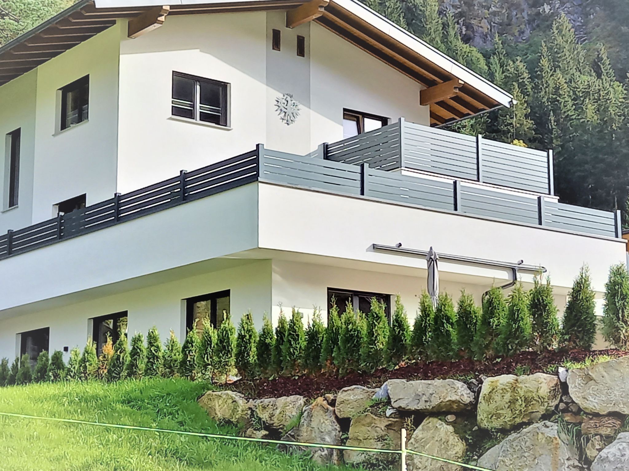 "Haus Goldmann", appartement 3-kamers 75 m2, op de begane grond. Hal. 2 2-pers. kamers. Woon-/eetkamer met eettafel en Flatscreen TV. Uitgang naar het terras. Berging. Open keuken (4 keramische glas k..