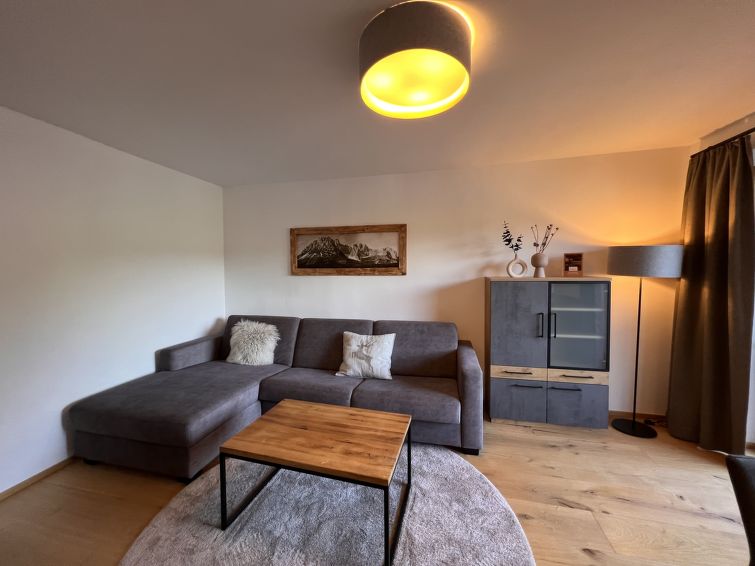 "Superior Bergblick 12", appartement 3-kamers 61 m2 op de 3e verdieping. Ruim en licht, gezellig ingericht: hal. 1 2-pers. kamer met Kabel-TV en Flatscreen TV. 1 kamer met 2 bedden. Woonkeuken (oven, ..