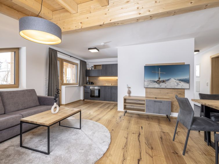 "Penthouse small 18", penthouse 3-kamers 68 m2, op de bovenste verdieping. Ruim en licht, smaakvol en gezellig ingericht: hal. 1 2-pers. kamer met Kabel-TV en Flatscreen TV. 1 kamer met 2 bedden. Groo..