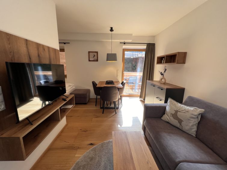 "Kleines Bergblick Apartment 09", appartement 1-kamer 26 m2 op de 2e verdieping. Ruim en licht, smaakvol en gezellig ingericht: hal. Studio met 2 bedden. Woonkeuken (oven, afwasmachine, 4 keramische g..