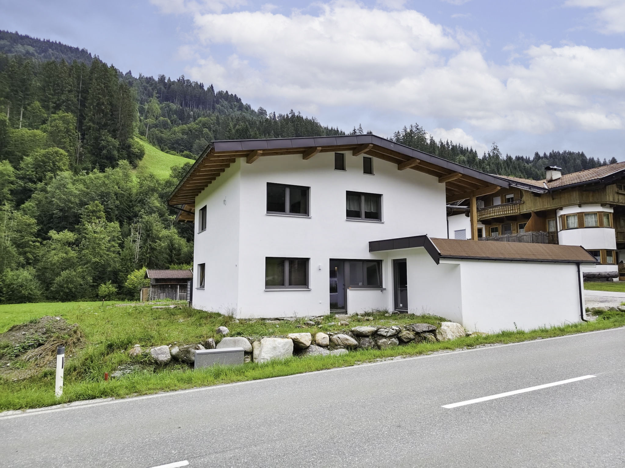 "Bavaria", appartement 3-kamers 56 m2 op de 1e verdieping. Modern en smaakvol ingericht: 2 2-pers. kamers. Woonkamer met Sat-TV (Flatscreen TV). Keuken (oven, afwasmachine, 4 keramische glas kookplate..