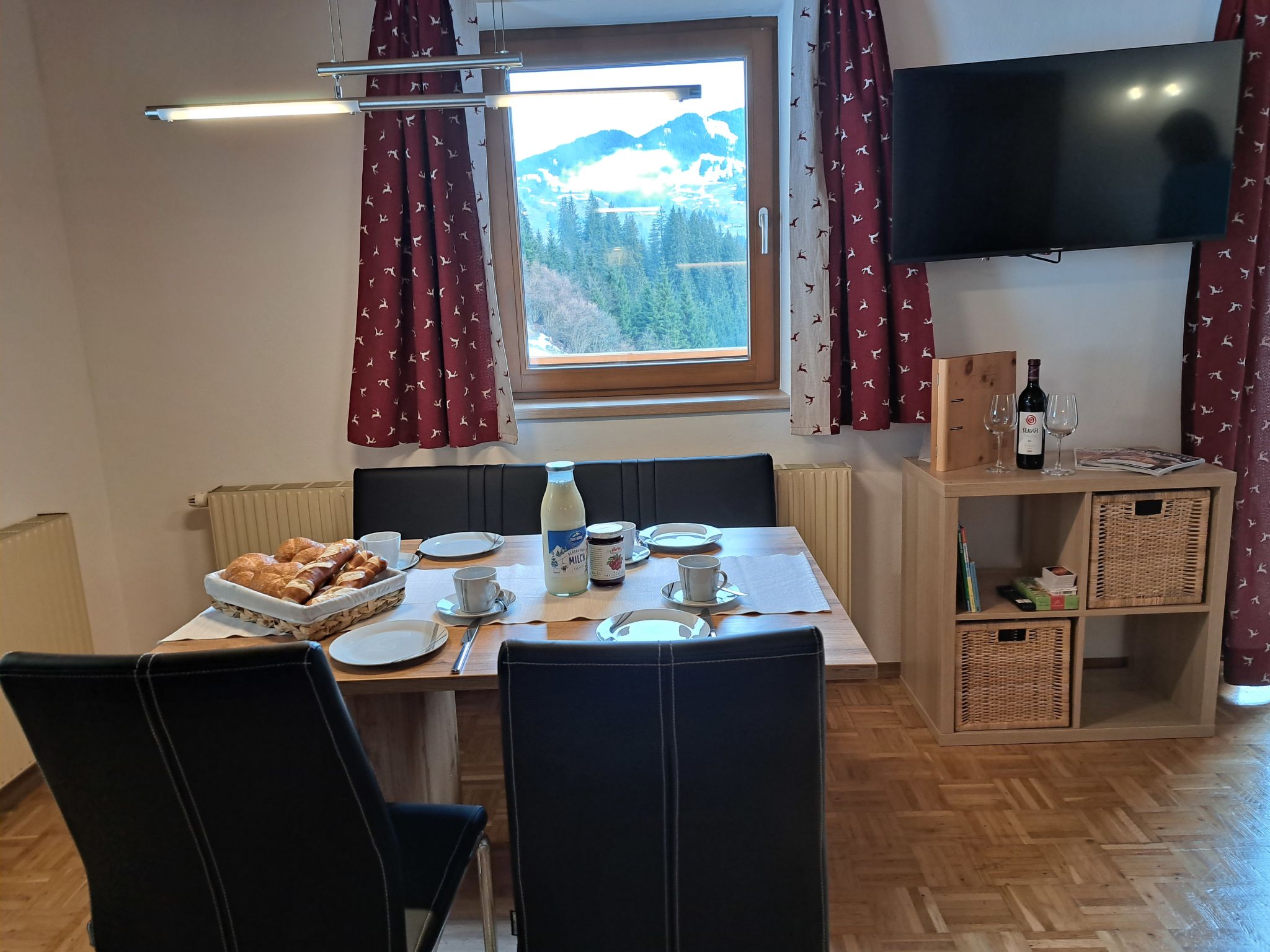 "Waldruhe", appartement 2-kamers 43 m2. Mooi en met veel hout ingericht: 1 2-pers. kamer. Woonkeuken (oven, afwasmachine, 4 keramische glas kookplaten, broodrooster, waterkoker, diepvriezer, elektrisc..