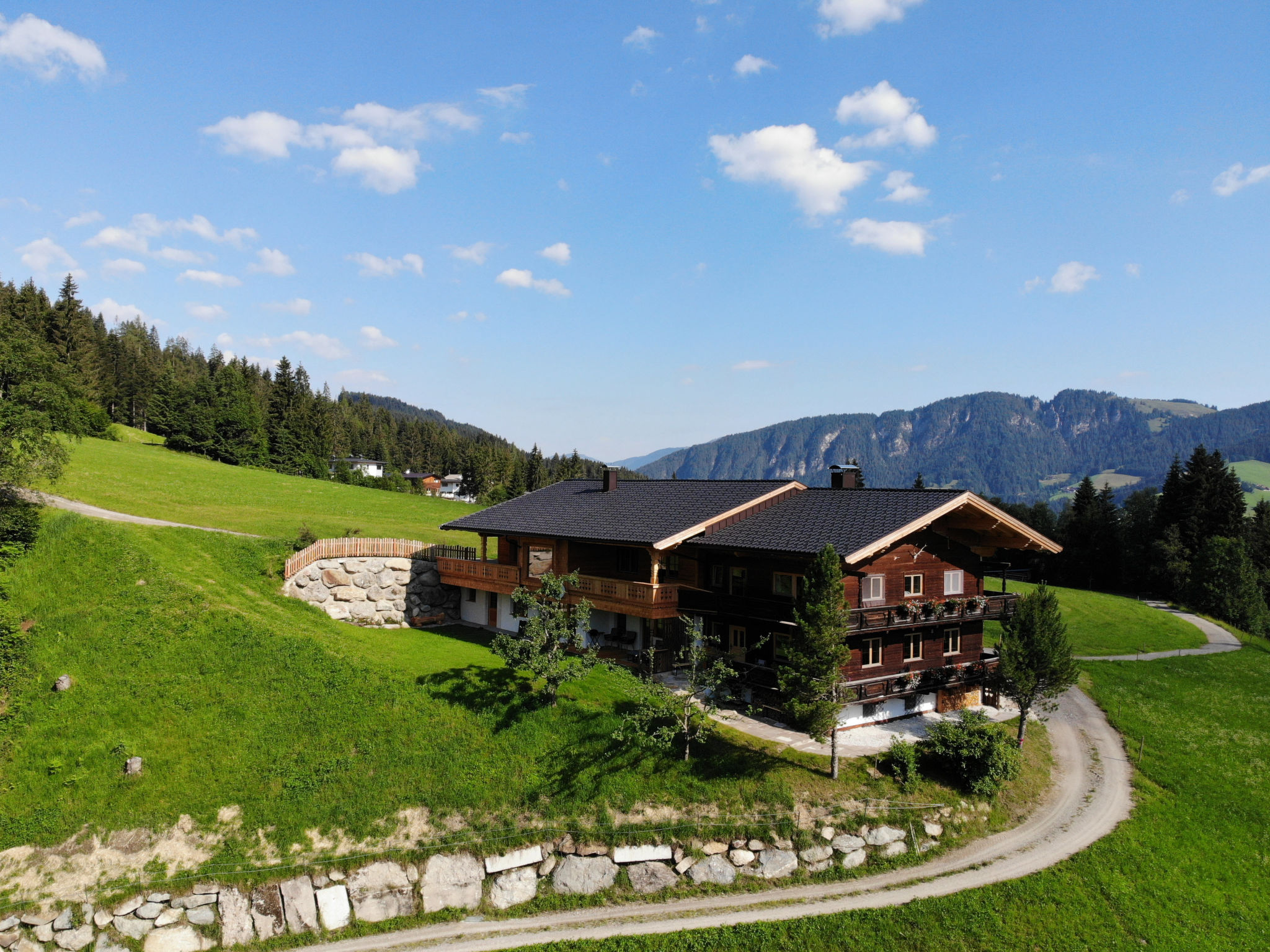 "Chalet Edelweiß", 4-Zimmer-Wohnung 90 m2, im Erdgeschoss. Hell, sehr komfortabel und geschmackvoll eingerichtet: Eingang. 1 Doppelzimmer mit Sat-TV. Ausgang zur Terrasse. 1 Doppelzimmer mit Dusche/W..