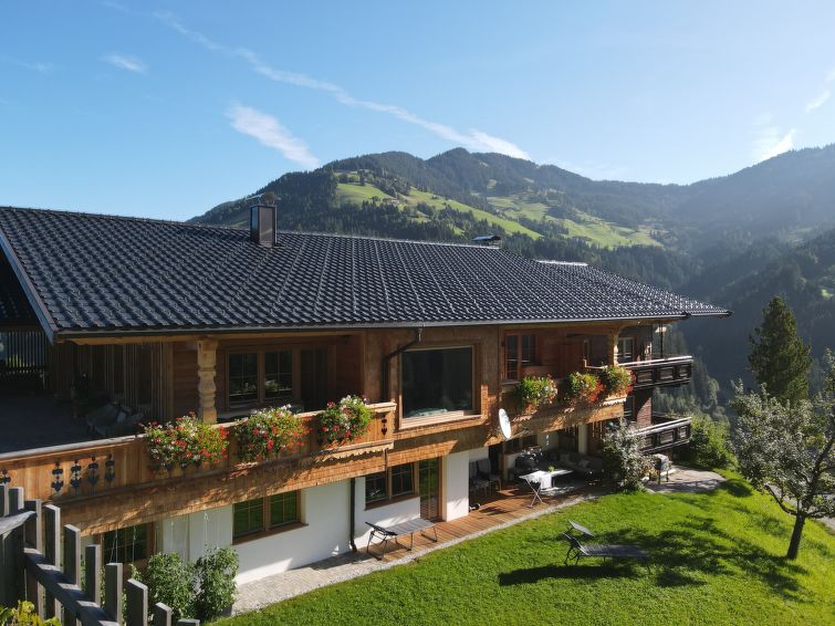 "Panorama Chalet Tirol (WIL002)", appartement 3-kamers. Licht, zeer comfortabel en smaakvol ingericht: groot hal. Woonkamer met panoramavenster met Sat-TV en Flatscreen TV. 1 groot 2-pers. kamer met 1..