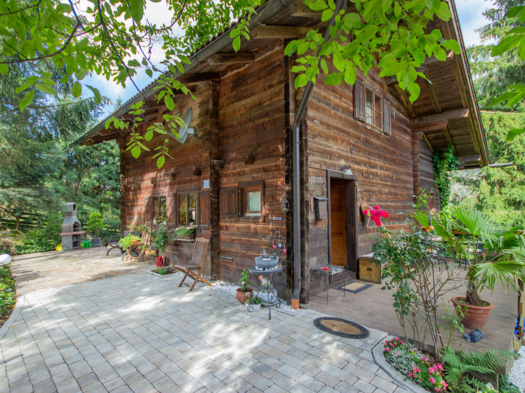 Chalet 3-kamers 100 m2 op 2 verdiepingen. Gedeeltelijk afgeschuinde daken, smaakvol en gezellig ingericht: woon-/eetkamer met 1 2-pers divanbed, Sat-TV, radio en tegelkachel. Open keuken (4-pits kookp..