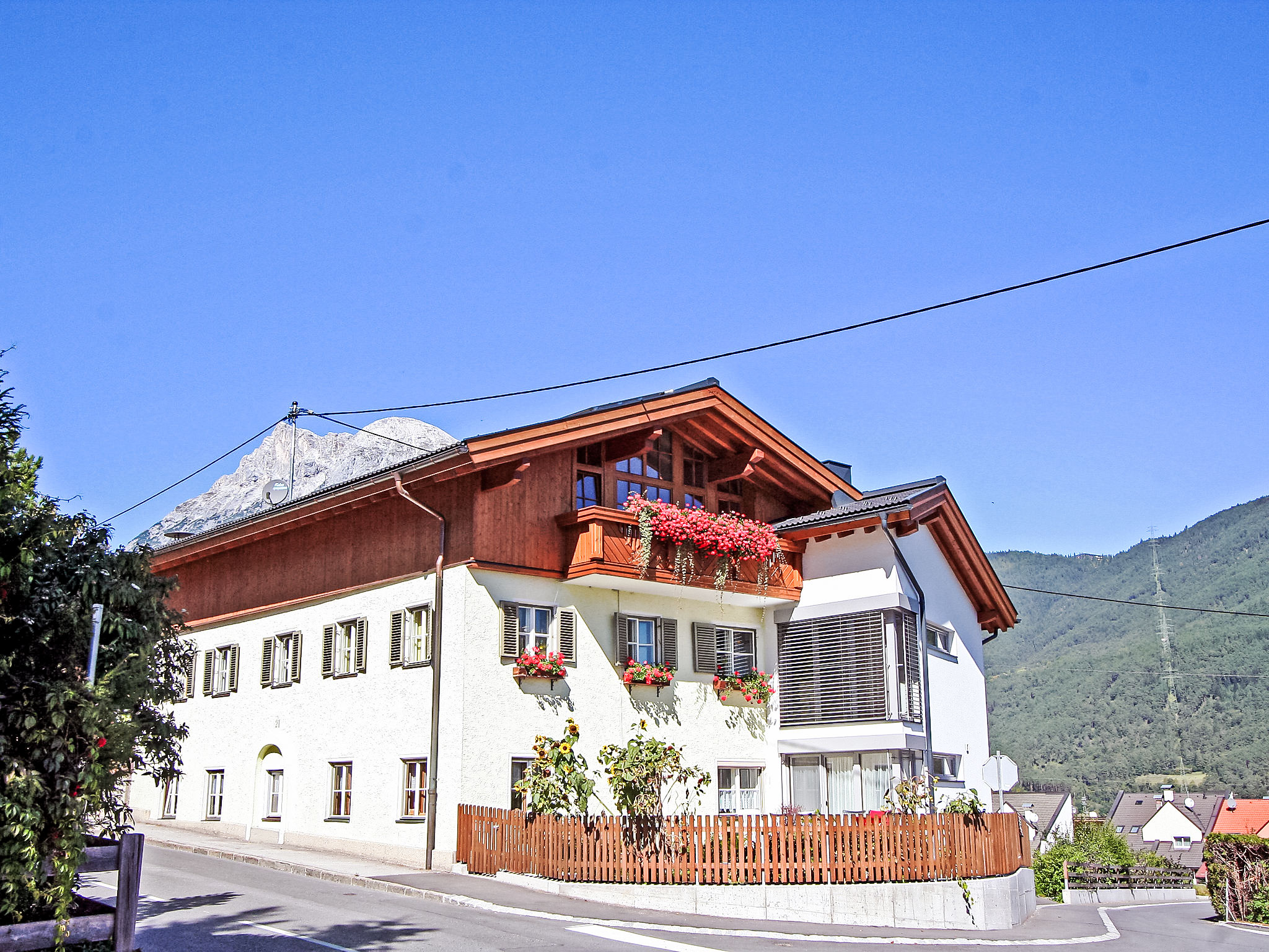 Appartement 4-kamers 115 m2 op de 2e verdieping. Comfortabel en gezellig ingericht: hal. 1 kamer met dakraam met 1 bed en 1 2-pers bed. 2 2-pers. kamers. Groot woonkamer met 1 2-pers divanbed, Sat-TV,..