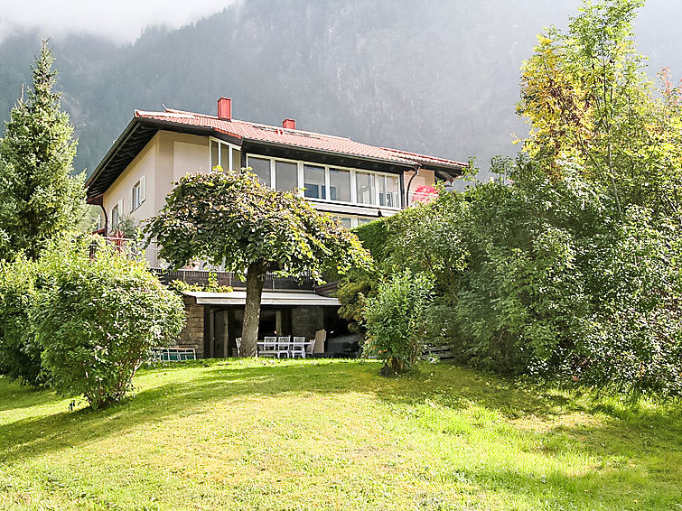 Appartement 4-kamers 110 m2, op de begane grond. Comfortabel ingericht: woonkamer met Sat-TV (Flatscreen TV), stereo-installatie. Uitgang naar de tuin, naar het terras. Open eetkamer. 1 2-pers. kamer ..