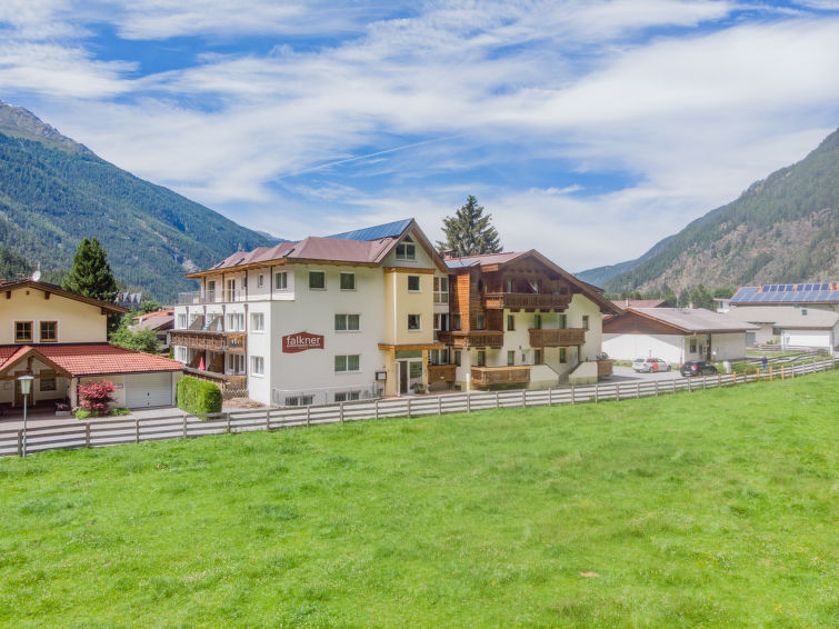 1-Zimmer-Wohnung 26 m2, im Erdgeschoss. Sehr schön und gemütlich eingerichtet: Wohn-/Schlafzimmer mit 1 Doppelbett, Esstisch und Sat-TV. Ausgang zum Balkon. Kochnische (Backofen, Geschirrspüler, 4 ..