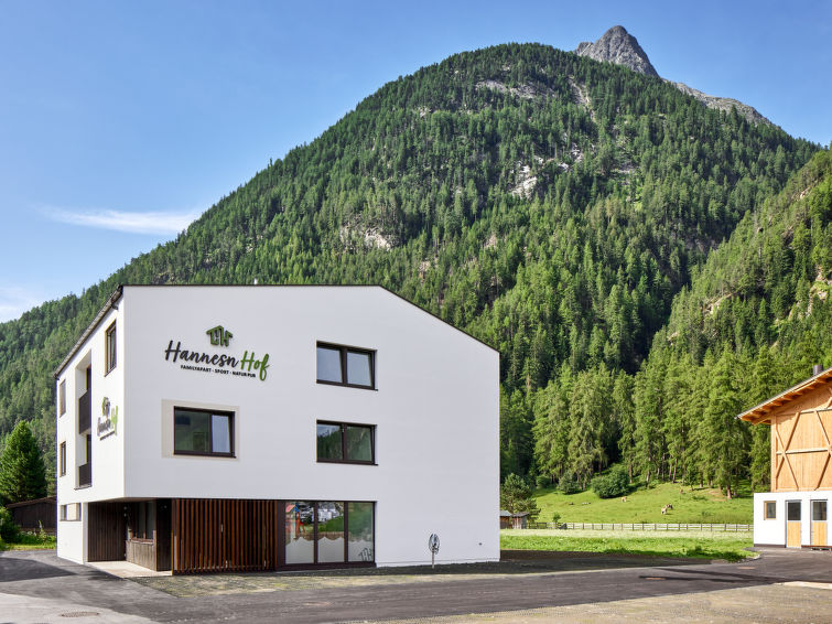 "sGroasse am Hannesnhof", appartement 2-kamers 84 m2, op de bovenverdieping. Licht, smaakvol en gezellig ingericht: hal. 2 2-pers. kamers, elke kamer heeft Sat-TV (Flatscreen TV). Groot woonkeuken (ov..