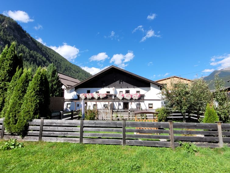 "Haus Helena", 4-room semi-detached house 130 m2 on 2 levels. Partly renovated, rustic and wooden furniture furnishings: large entrance hall. Living/sleeping room with 1 sofabed, dining table, dining ..