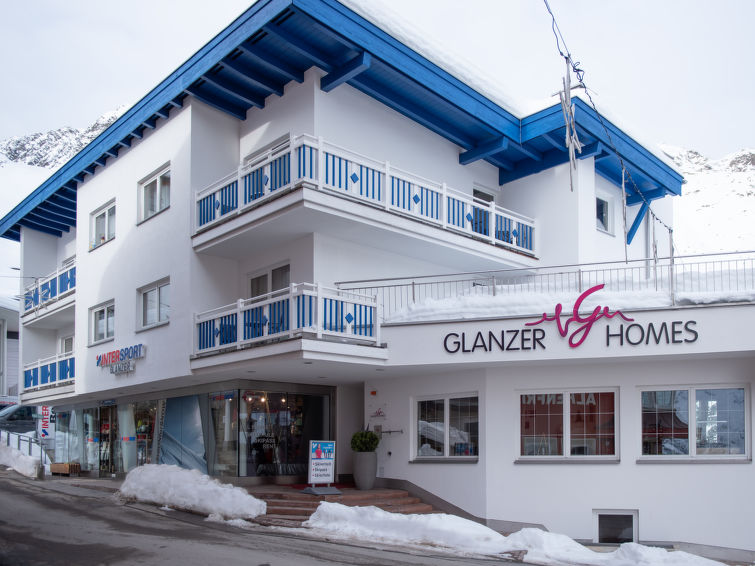 "Glanzer Homes - Giggi Suite (SOE076)", 2-room apartment 28 m2 on 2nd floor. Object suitable for 2 adults + 2 children. Comfortable furnishings: living/sleeping room with 1 double sofabed, dining tabl..
