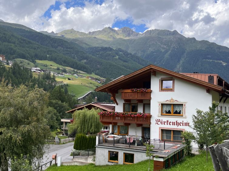 "Birkenheim (SOE581)", appartement 3-kamers 58 m2 op de 2e verdieping. Doelmatig en mooi ingericht: 1 kamer met 1 bed en 1 2-pers bed. Uitgang naar het balkon. 1 kamer met afgeschuinde daken met 1 2-p..