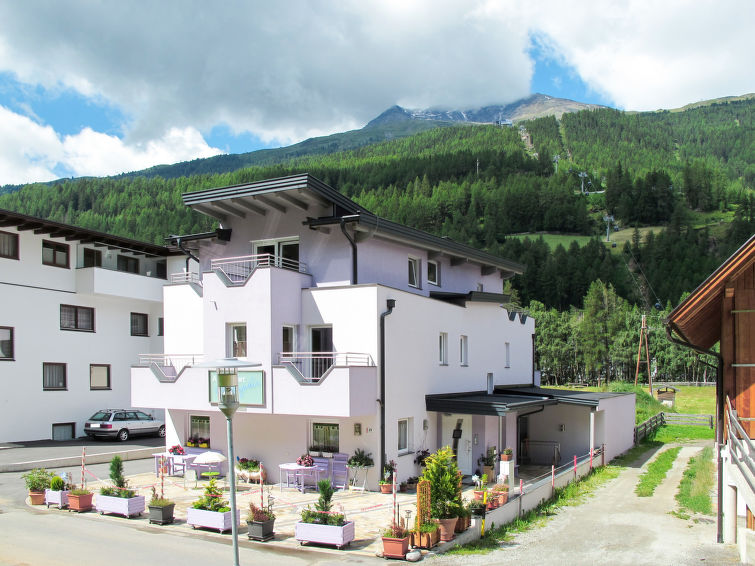 "Saphir (SOE270)", appartement 2-kamers 42 m2, souterrain. Doelmatig en mooi ingericht: 1 kamer met 1 2-pers bed en douche/WC. Woonkeuken (afwasmachine, 4 keramische glas kookplaten, waterkoker, magne..