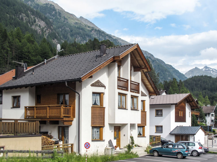 "Rosi (SOE300)", 4-Zimmer-Wohnung 80 m2 auf 2 Stockwerken. 1 Zimmer mit 2 Betten und Sat-TV (Flachbildschirm). Ausgang zur Terrasse. Wohnküche (4 Glaskeramikherd Platten, Wasserkocher, Mikrowelle, Ti..