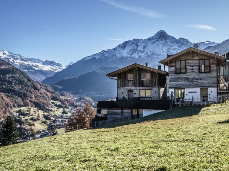 "Jagd - Chalet", chalet 4-kamers 115 m2 op 2 verdiepingen. Zeer modern en met veel hout ingericht: hal. 1 2-pers. kamer met douche/WC en Sat-TV (Flatscreen TV). Groot woonkeuken (oven, afwasmachine, 4..