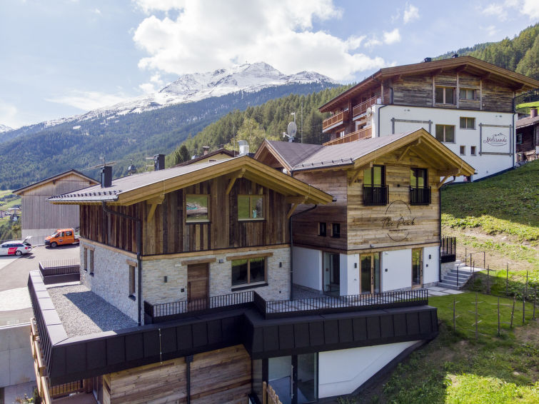 "Bergsteiger - Chalet", 5-Zimmer-Chalet auf 2 Stockwerken. Eingang. 1 Zimmer mit 1 Bett, 1 Doppelbett, Dusche/WC und Sat-TV (Flachbildschirm). Grosse Wohnküche (Backofen, Geschirrspüler, 4 Glaskeram..