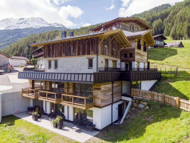 "Appartement Ötztaler Alpen", 1-room studio 43 m2. Entrance hall. Living/sleeping room with 1 sofabed, 1 double bed and satellite TV (flat screen). Exit to the terrace. Kitchen (oven, dishwasher, 4 c..