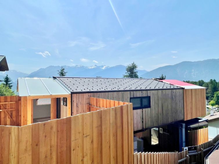 "SKY-Chalet", 3-Zimmer-Chalet 60 m2, Südwestlage. Modern und luxuriös eingerichtet: 1 Doppelzimmer. Ausgang zur Terrasse. 1 Zimmer mit 2 Betten und TV (Flachbildschirm). Wohnküche (Mini-Backofen, G..