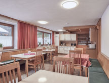 Ruime groepsaccommodatie in Pitztal met sauna, tuin en uitzicht op de bergen - thumbnail 2