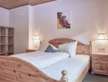 Ruime groepsaccommodatie in Pitztal met sauna, tuin en uitzicht op de bergen - thumbnail 5