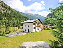 Ruime groepsaccommodatie in Pitztal met sauna, tuin en uitzicht op de bergen - thumbnail 1