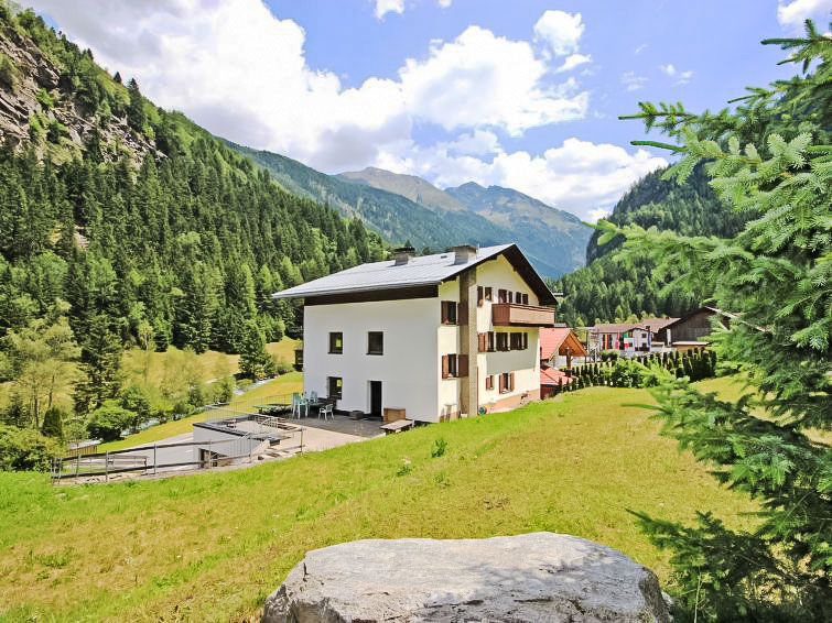 12-Zimmer-Haus 300 m2 auf 3 Stockwerken. Gemütlich und mit viel Holz eingerichtet: Esszimmer. Wohnzimmer mit Sat-TV. Küche (4 Kochplatten, Backofen, Geschirrspüler, Mikrowelle) mit Esstisch. Sep. W..