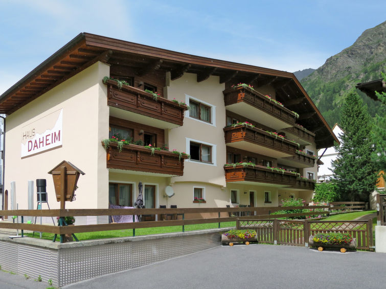 "Daheim – Wildspitz (PZT380)", 5-room apartment 130 m2, on the upper ground floor. Rustic and cosy furnishings: living/dining room with satellite TV and radio. Exit to the terrace. 1 double bedroom...