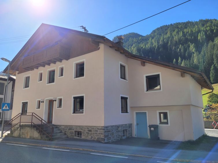 "Ferienhaus Gaugg", 11-room house 280 m2 on 3 levels. Cosy furnishings: living/dining room with dining table, dining nook and satellite TV. 1 double bedroom with shower/WC. 1 room with 2 x 2 bunk beds..