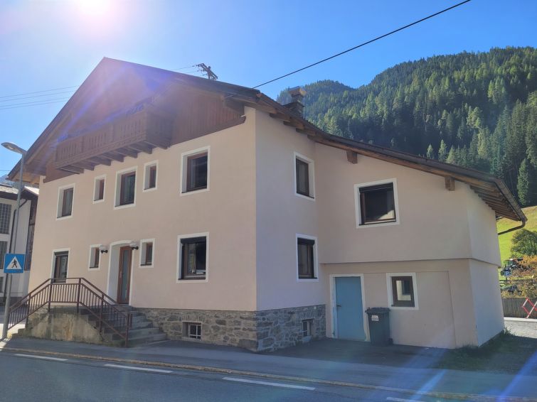 "Ferienhaus Gaugg", 11-Zimmer-Haus 280 m2 auf 3 Stockwerken. Gemütlich eingerichtet: Wohn-/Esszimmer mit Esstisch, Essecke und Sat-TV. 1 Doppelzimmer mit Dusche/WC. 1 Zimmer mit 2 x 2 Etagenbetten, D..