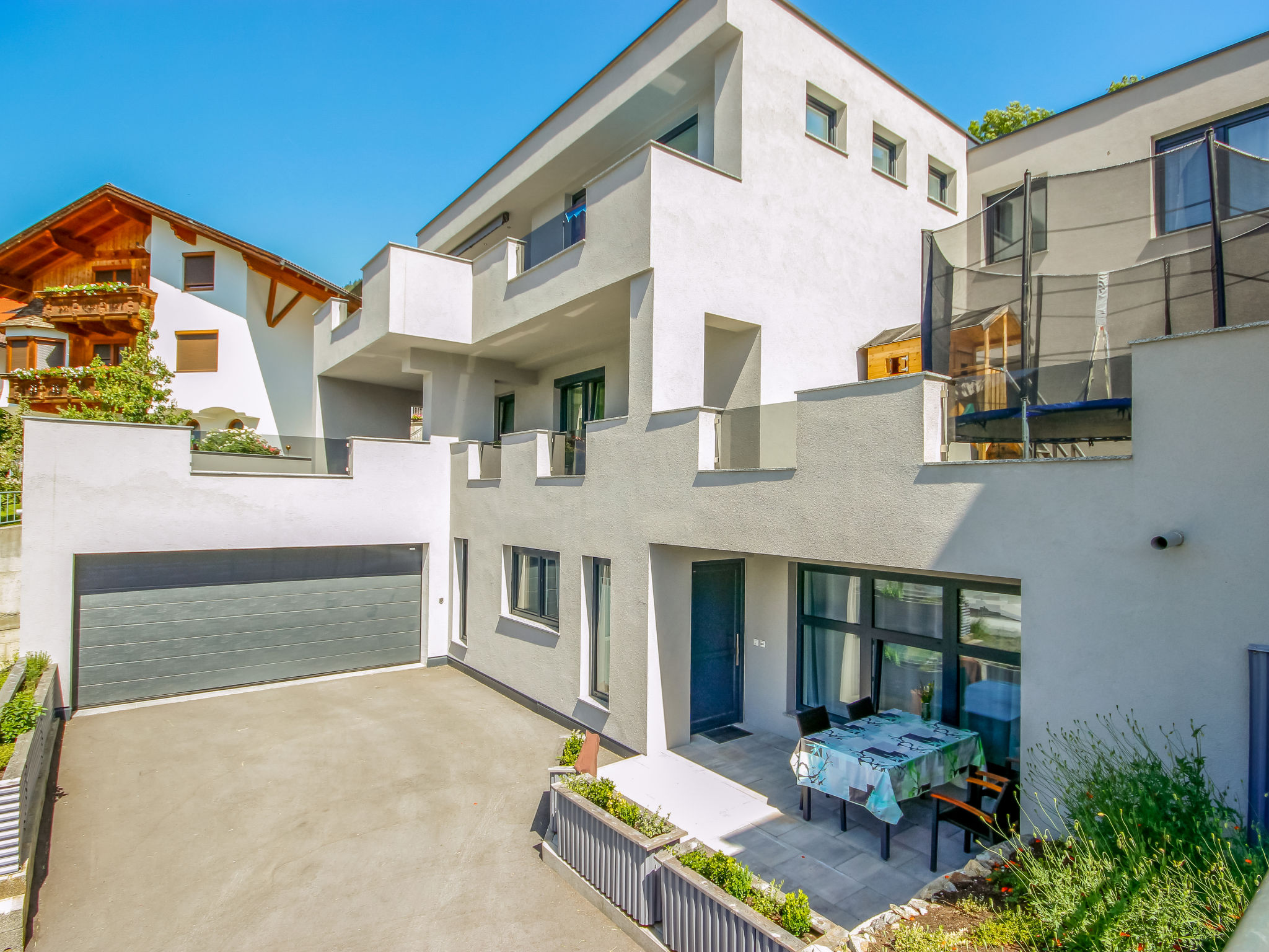 Appartement 3-kamers 50 m2, op de begane grond. Het objekt is geschikt voor 2 volwassenen + 2 kinderen. Modern en gezellig ingericht: hal. 1 2-pers. kamer. 1 kamer met 1 x 2 stapelbedden. Groot woon-/..