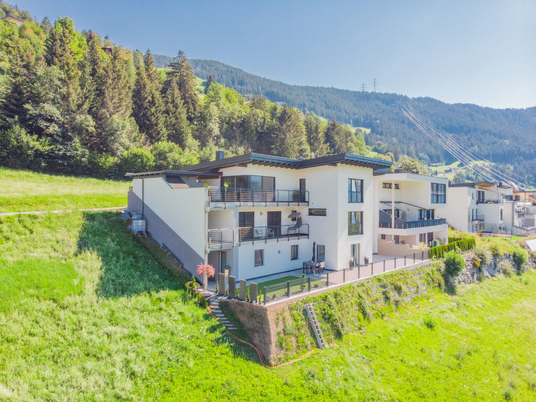 "Aileen", 2-Zimmer-Wohnung 80 m2, unteres Geschoss. Sehr modern eingerichtet: Eingang. 1 Zimmer mit 1 Bett, 1 Doppelbett und TV. Grosse Wohnküche (Backofen, Geschirrspüler, 4 Glaskeramikplatten, Mik..