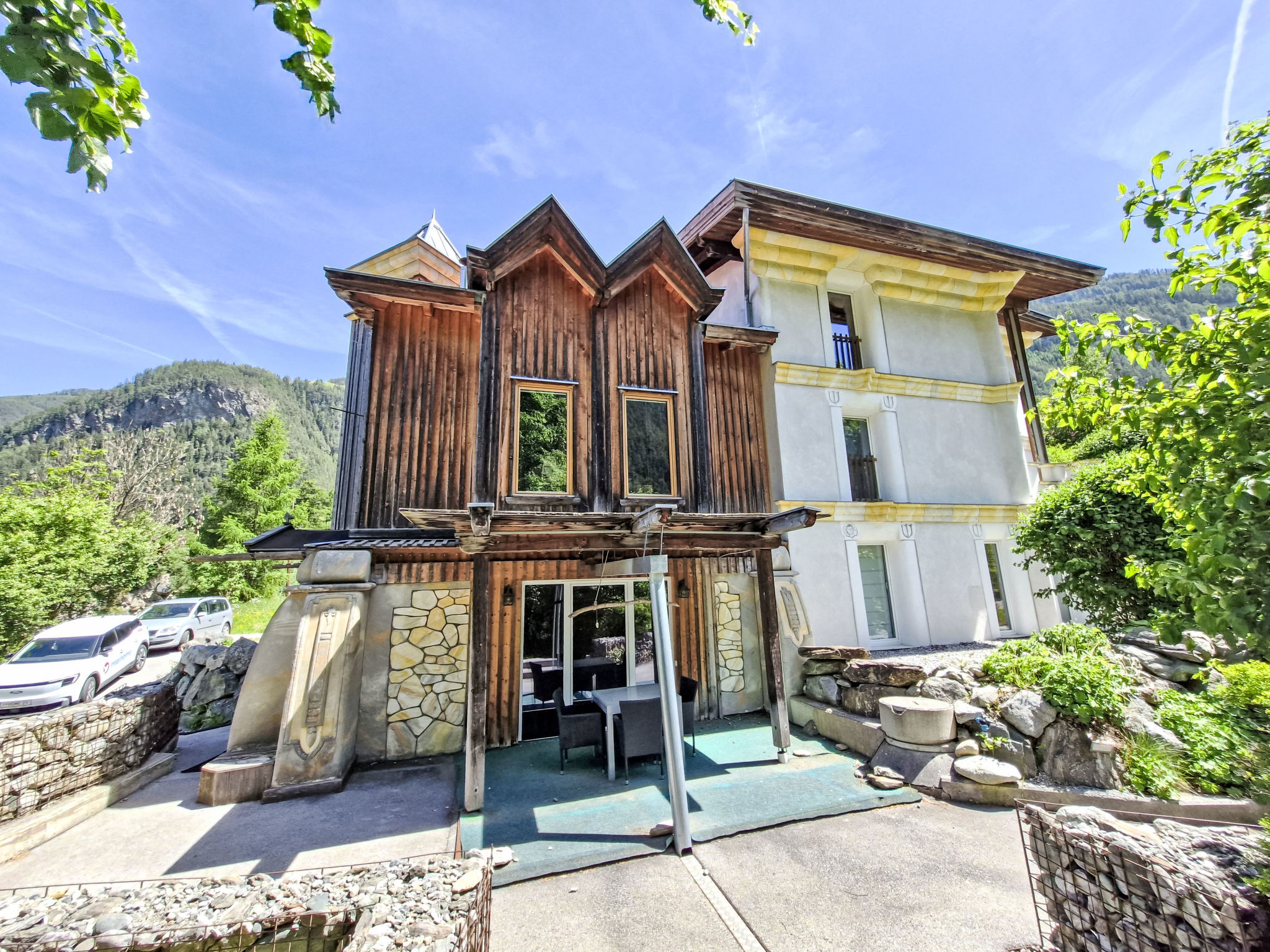"TOP 2", 4-Zimmer-Wohnung 85 m2, im Obergeschoss. Gemütlich und romantisch eingerichtet: Eingang mit 1 Ausziehbett (2 Pers.). Ausgang zum Garten. 1 Doppelzimmer. Ausgang zur Terrasse. 1 grosses Doppe..