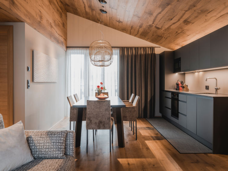 "Chalet 8 Gamskopf", appartement 3-kamers 59 m2, op de bovenverdieping. Ruim en licht in 2021, modern en stijlvol ingericht: 2 2-pers. kamers, elke kamer heeft Kabel-TV. Groot woonkeuken 26 m2 (oven, ..