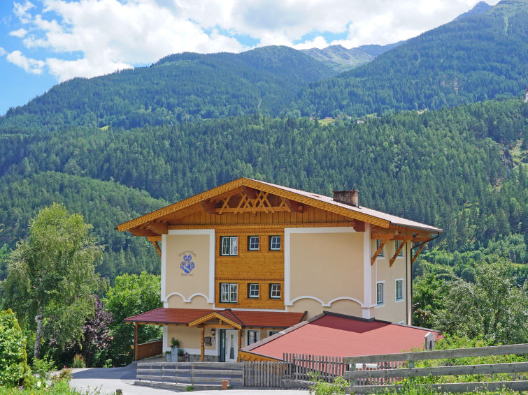 8-persoons appartement met bergzicht in Pians in Pians