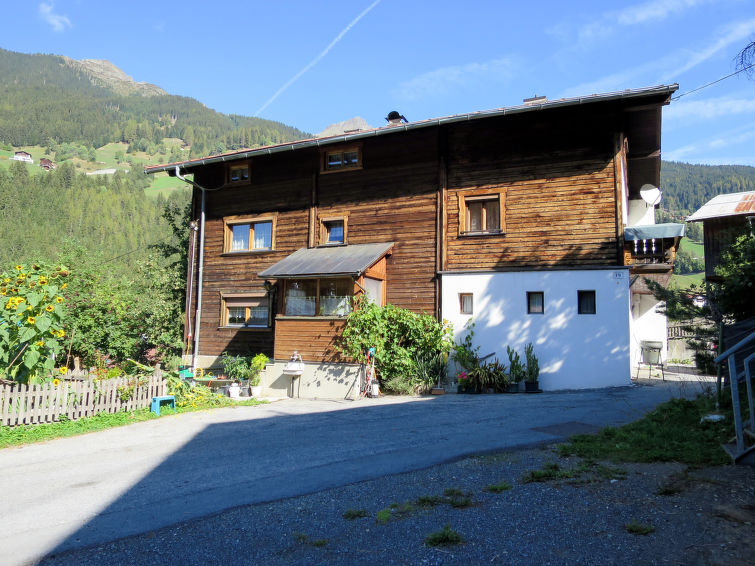 "Ladner (KPL149)", 10-Zimmer-Haus 180 m2 auf 3 Stockwerken. Gemütlich und mit viel Holz eingerichtet: Wohn-/Esszimmer mit Esstisch und Sat-TV. 1 Doppelzimmer. Wohnküche (Backofen, Geschirrspüler, 4..