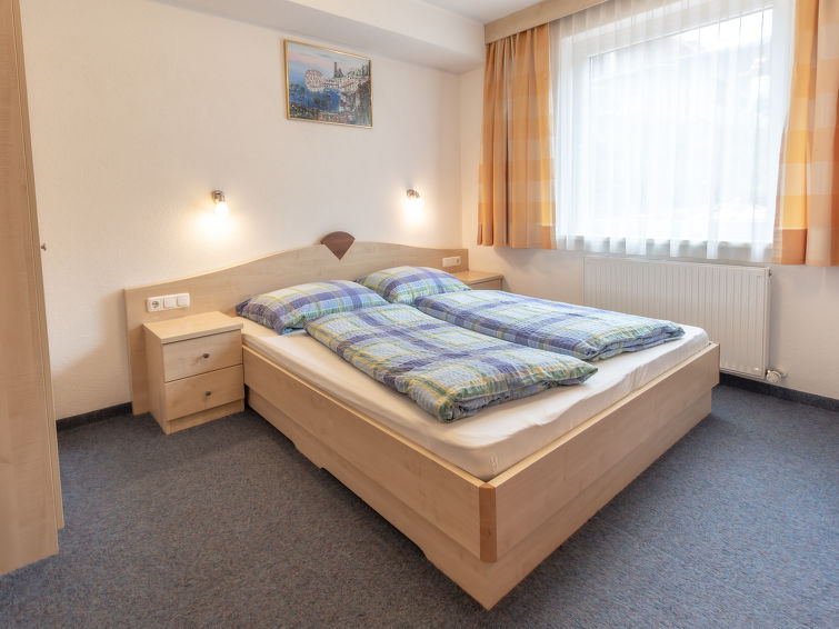 "Al Vietta (KPL605)", 9-Zimmer-Wohnung 200 m2 auf 2 Stockwerken. Hell, zweckmässig eingerichtet: 4 Doppelzimmer, jedes Zimmer mit Dusche/WC. 3 Zimmer, jedes Zimmer mit 1 Bett, 1 Doppelbett und Dusche..