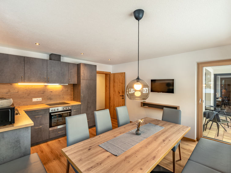 "Leo", appartement 8-kamers 162 m2 op 2 verdiepingen. Modern en met veel hout ingericht: 2 2-pers. kamers, elke kamer heeft Sat-TV. Uitgang naar het terras. 1 2-pers. kamer met Sat-TV. Woonkeuken (ove..