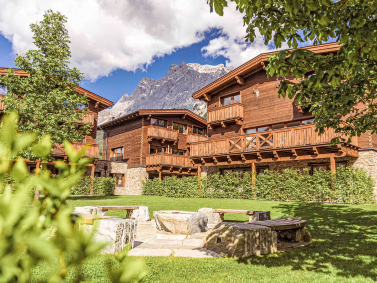 "Chalet mit 4 Schlafzimmern", chalet 5-kamers 147 m2. Licht, modern en smaakvol ingericht: woon-/slaapkamer met 1 2-pers divanbed, eettafel en Sat-TV (Flatscreen TV). 4 2-pers. kamers. Open keuken (ov..