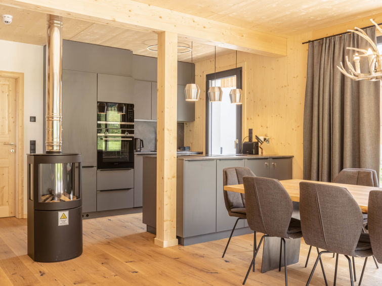 "Superior mit 4 Schlafzimmern & Wellness", chalet 5-kamers 130 m2. Licht, modern en smaakvol ingericht: woon-/eetkamer met eettafel en Sat-TV. 2 2-pers. kamers. 1 2-pers. kamer met 1 x 2 stapelbedden...