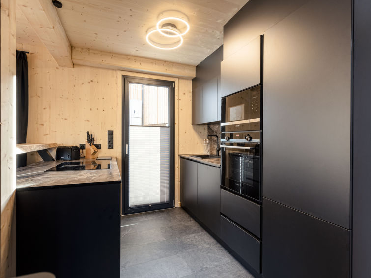 "mit 4 Schlafzimmern mit Sauna & Kamin", appartement 5-kamers 130 m2. Licht, comfortabel en smaakvol ingericht: woon-/eetkamer met eettafel, Sat-TV en Flatscreen TV. 2 2-pers. kamers. 2 2-pers. kamers..